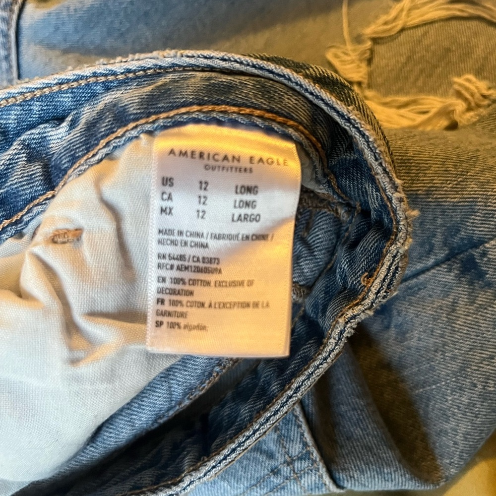 American Eagle Outfitters Light Blue Distressed Jeans - Picture 4 of 5